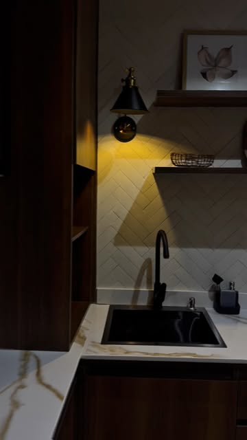 Open-plan kitchen by Makki Home Interiors, image preview from Instagram